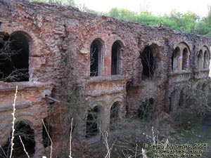 Тараканов. Дубенский форт; казарма, вид со второго земляного вала.