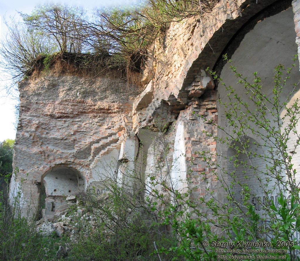 Тараканов. Дубенский форт; остатки казематов.