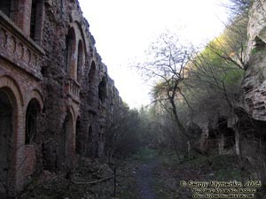 Тараканов. Дубенский форт; проход между казармой и казематами.
