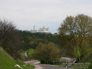 Почаев. Вид Почаевской Лавры с трассы.