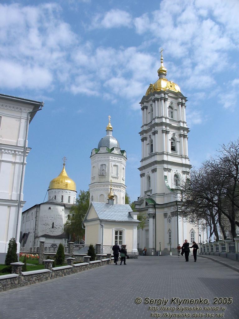 Почаевская Лавра. Еще один вид на колокольню и Троицкий собор.
