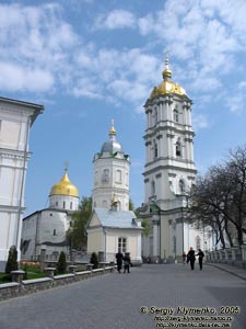 Почаевская Лавра. Еще один вид на колокольню и Троицкий собор.
