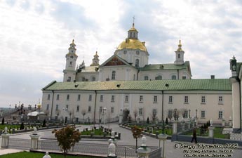 Почаев. Успенский собор, вид от Лаврской колокольни.