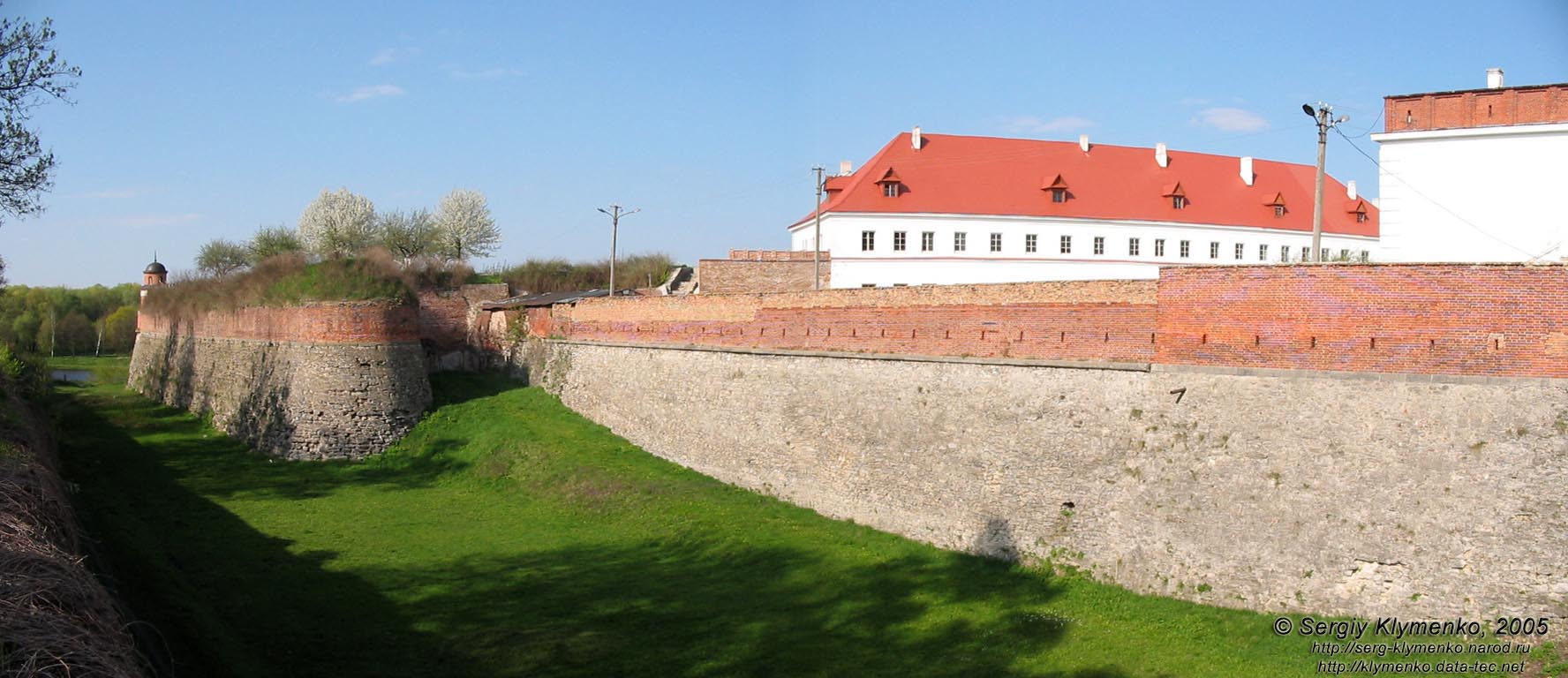 Дубно. Дубенский замок, памятник архитектуры XV-XVII в. Крепостной ров и Северный оборонный бастион.