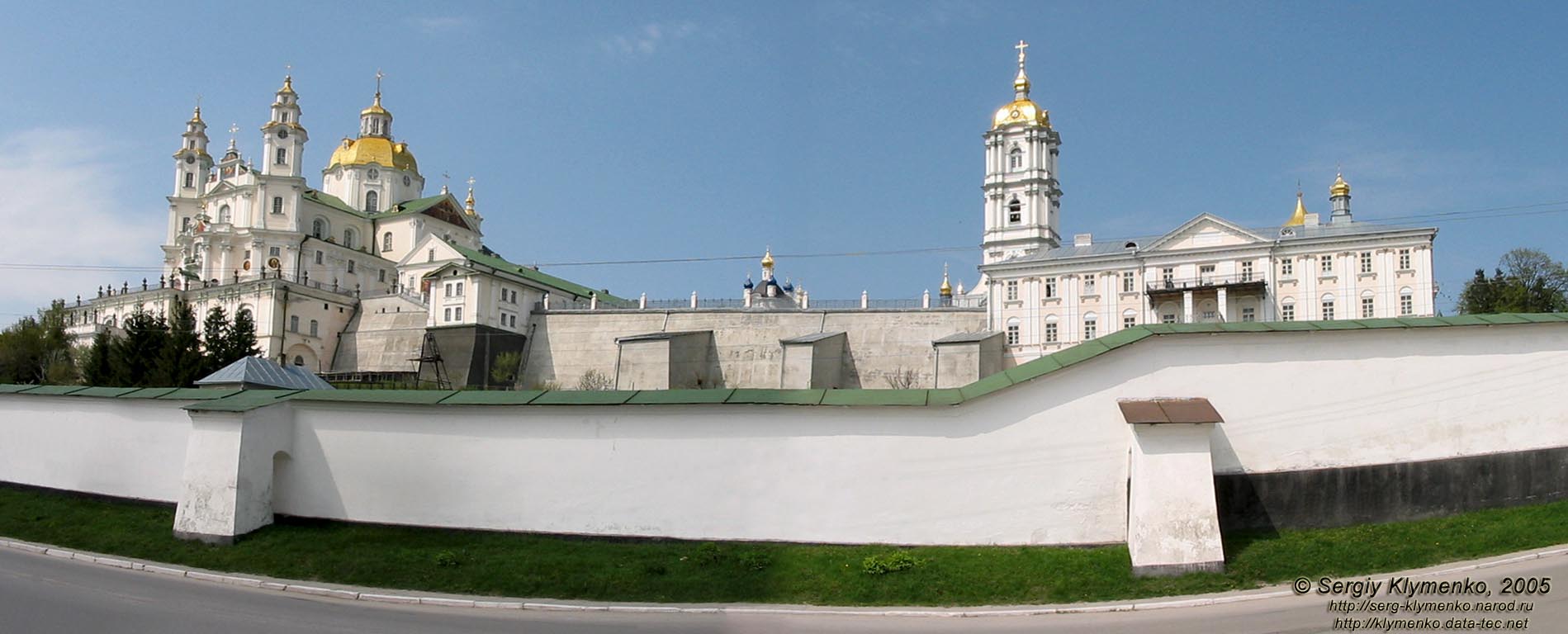 Почаев. Вид Почаевской Лавры снизу, со стороны города.