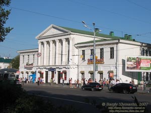 Полтава. Фото. Ансамбль Круглой площади: Дом дворянского собрания, памятник архитектуры, 1810 год (ул. Жовтневая, 31).