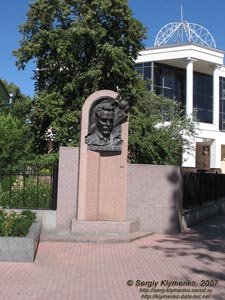 Полтава. Фото. Памятник Ю. В. Кондратюку перед Полтавским музеем авиации и космонавтики (просп. Первомайский, 16).