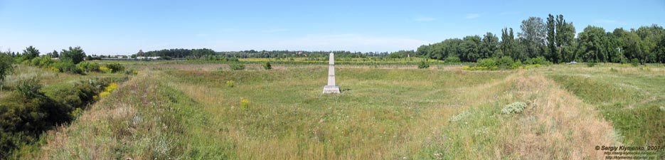 Полтава. Фото. Поле Полтавской битвы, обелиск посреди редута (ул. Зеньковская).