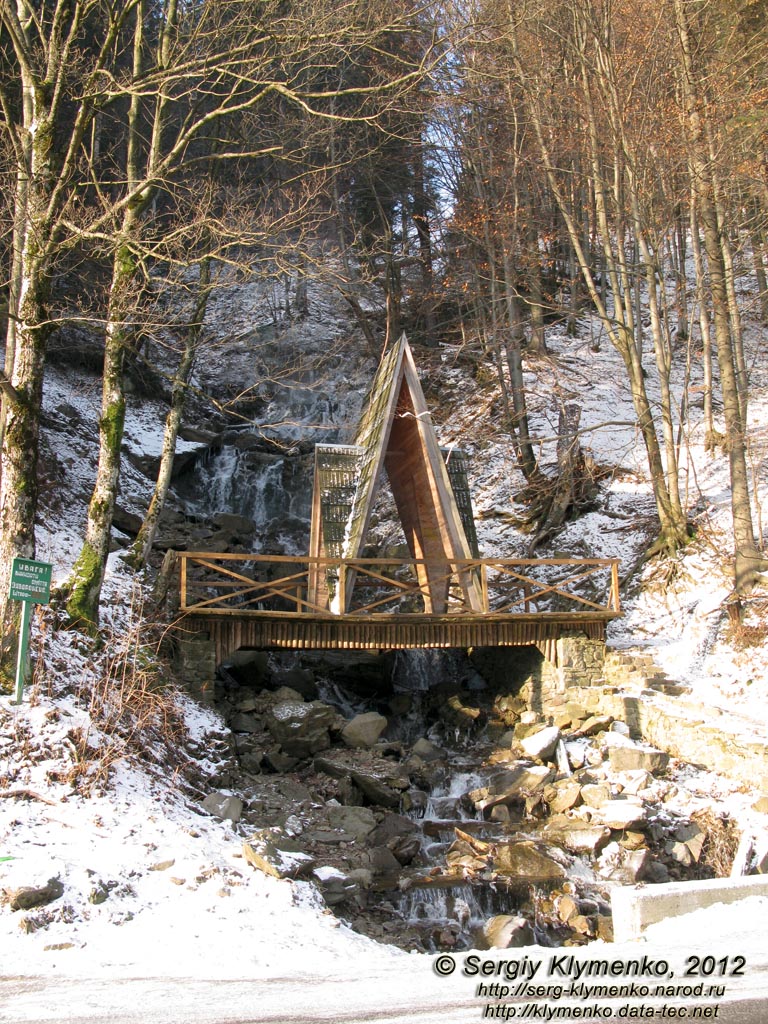 Закарпатье, поселок Ясиня. Фото. Обзорная площадка-беседка у подножия водопада Труфанец.