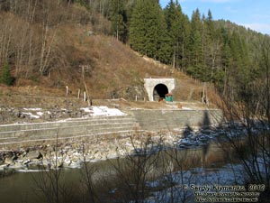 Карпаты, Ивано-Франковская область, возле Микулычина. Фото. Выход из железнодорожного туннеля сквозь гору.