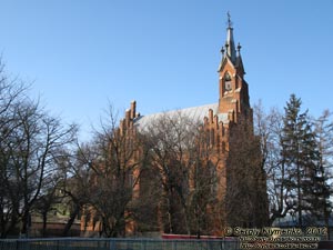 Тернопольщина, Борщевский район, село Озеряны. Фото. Неоготический костёл Св. Анны (1875 год).