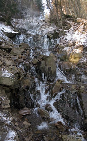 Закарпатье, поселок Ясиня. Фото. Водопад Труфанец зимой.