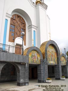 Ровно. Фото. Свято-Покровский кафедральный собор. Северный фасад. Мозаичное панно «Святые земли Волынской».