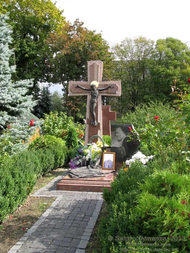 Ровно. Фото. Двор Свято-Покровского кафедрального собора. Захоронение митрополита Ровенского и Острожского Даниила /Чекалюка/ (1958-2005).