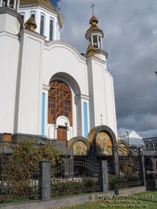 Ровно. Фото. Свято-Покровский кафедральный собор. Северный фасад. Нижний храм собора - в честь всех святых земли Волынской.