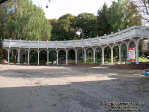 Ровно. Фото. Парк культуры и отдыха им. Т. Г. Шевченко. Колоннада центрального входа.