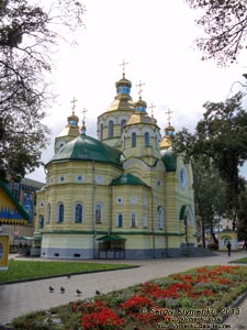 Ровно. Фото. Колонна со скульптурным изображением Божьей Матери (улица Соборная, 39).
