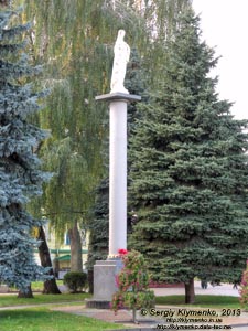 Ровно. Фото. Колонна со скульптурным изображением Божьей Матери (на углу улиц 16 Июля и Соборная).