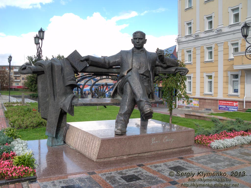 Ровно. Фото. Памятник Уласу Самчуку возле музыкально-драматического театра (Театральная площадь).