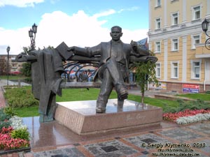Ровно. Фото. Памятник Уласу Самчуку возле музыкально-драматического театра (Театральная площадь).