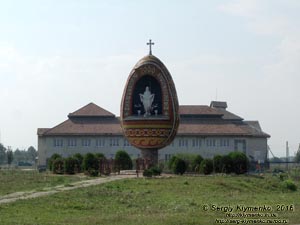 Львовская область. Дорогой к селу Розгирче. Фото. Часовенка-писанка в селе Братковцы (49°13'28"N, 23°50'19"E).
