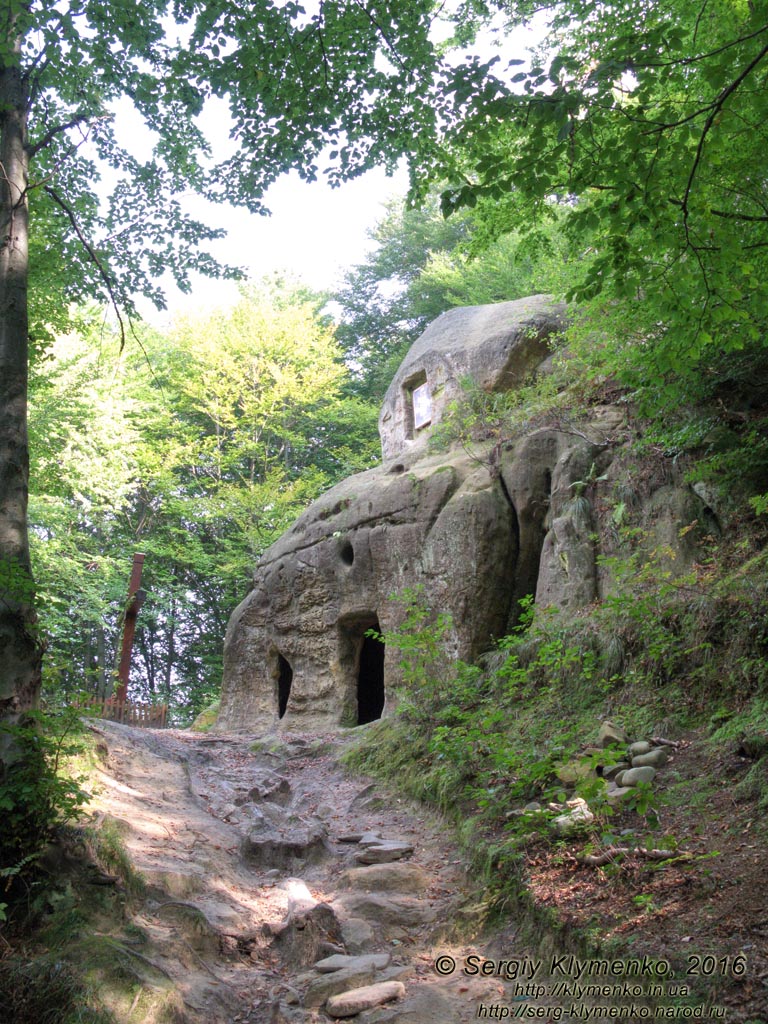 Львовская область. Розгирче. Фото. Возле скального монастыря (49°06'53"N, 23°42'01"E).