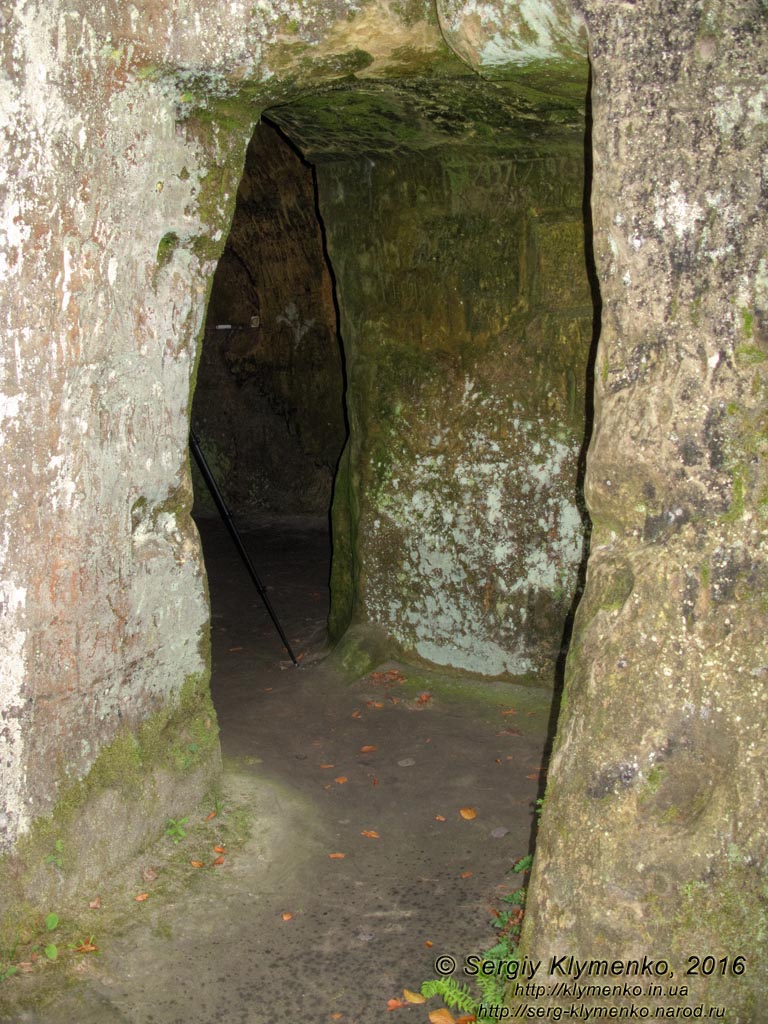 Львовская область. Розгирче. Фото. Скальный монастырь (49°06'53"N, 23°42'01"E). Вход в монастырскую церковь на верхнем уровне монастыря.