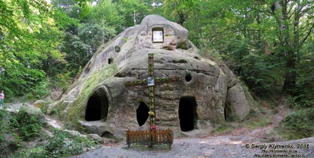 Львовская область. Розгирче. Фото. Скальный монастырь (49°06'53"N, 23°42'01"E). Вид снаружи. Панорама ~90°.
