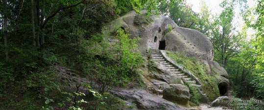 Львовская область. Розгирче. Фото. Скальный монастырь (49°06'53"N, 23°42'01"E). Вид с севера. Панорама ~120°.