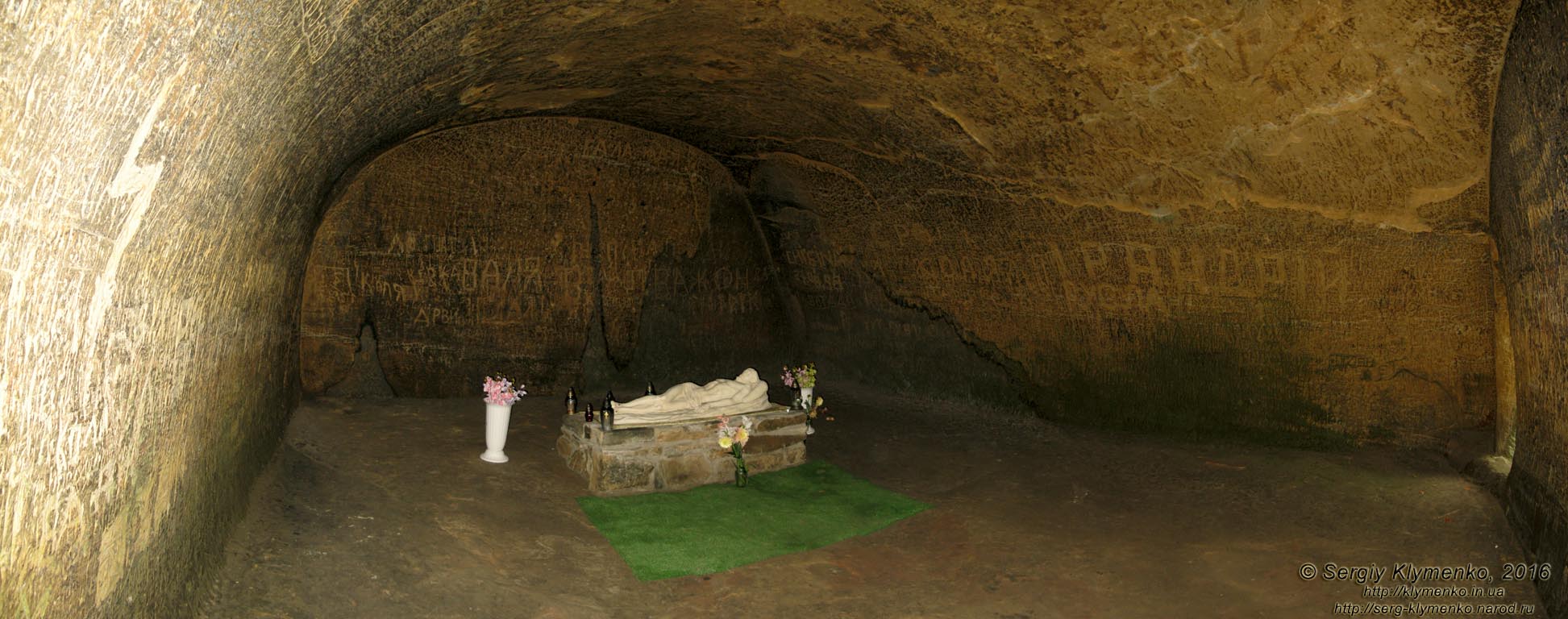 Львовская область. Розгирче. Фото. Скальный монастырь (49°06'53"N, 23°42'01"E). Большое помещение на нижнем уровне монастыря. Панорама ~120°.