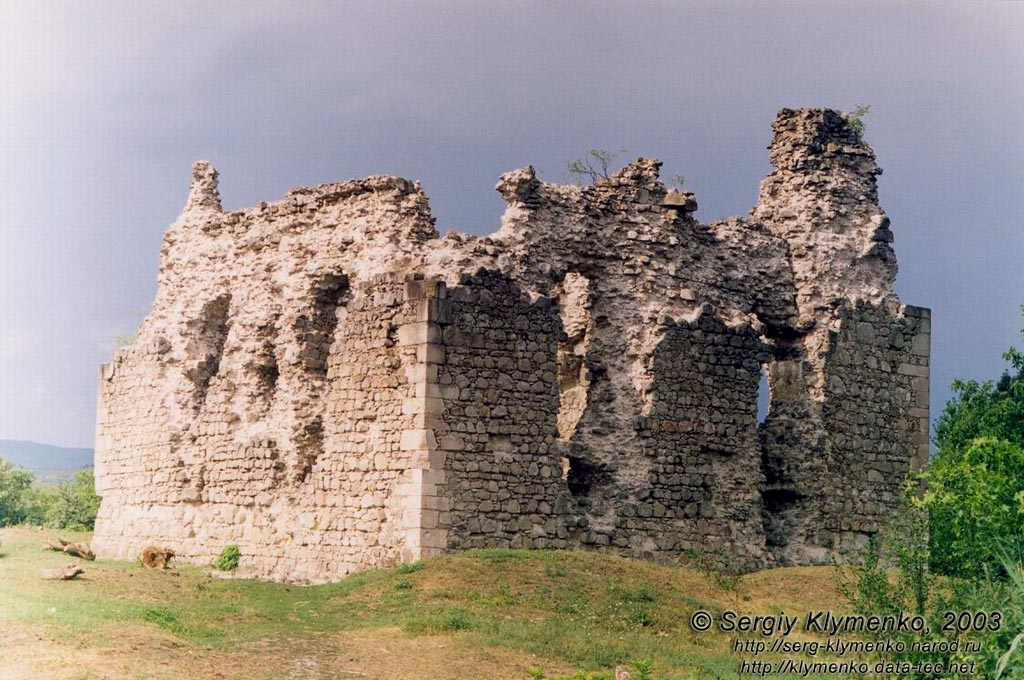 Закарпатская область, село Среднее. Фото. Романтические руины замка тамплиеров возле села Среднее.