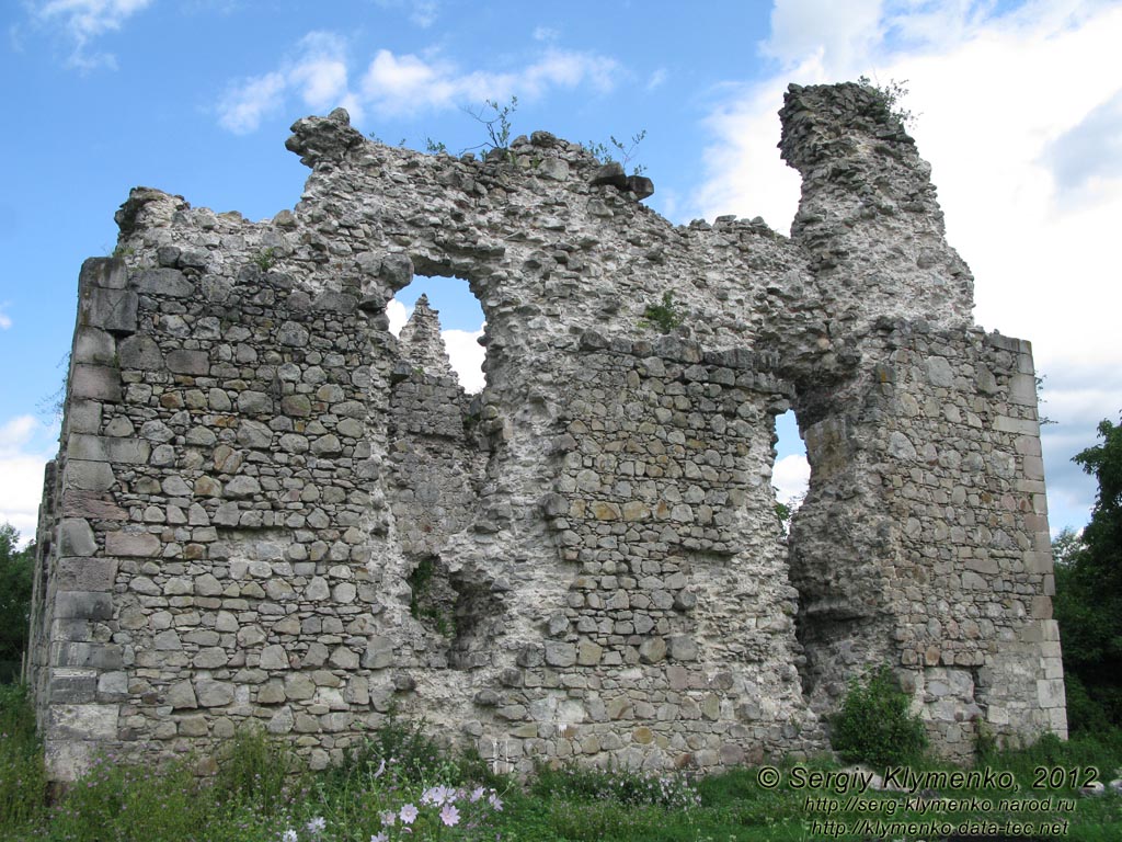 Закарпатская область, село Среднее. Фото. Романтические руины замка тамплиеров возле села Среднее.