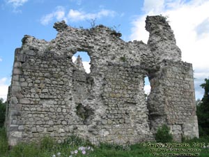 Закарпатская область, село Среднее. Фото. Романтические руины замка тамплиеров возле села Среднее.