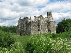 Закарпатская область, село Среднее. Фото. Романтические руины замка тамплиеров возле села Среднее.