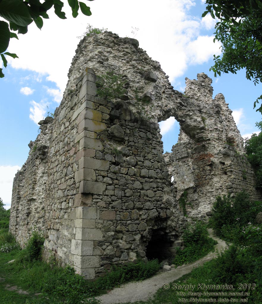 Закарпатская область, село Среднее. Фото. Романтические руины замка тамплиеров возле села Среднее.