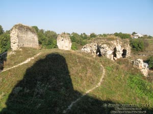 Тернопольская область, Скала-Подольская. Фото. Бывший хозяйственный двор замка и руины восточной башни, вид от руин замкового дворца.