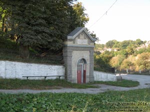 Тернопольская область, Скала-Подольская. Фото. Перед замком. Часовня у дороги, которая «построена из фонда Мурарского р 1907».