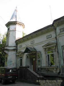 Тернопольская область, Скала-Подольская. Фото. Бывший флигель усадьбы Голуховских (середина ХІХ века). Ныне - поликлиника.