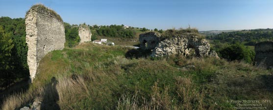 Тернопольская область, Скала-Подольская. Фото. Бывший хозяйственный двор замка и руины восточной башни, вид от руин замкового дворца. Панорама ~120°.