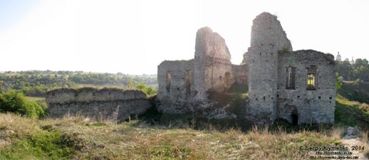 Тернопольская область, Скала-Подольская. Фото. Руины замкового дворца, вид с бывшего хозяйственного двора замка. Панорама ~100°.