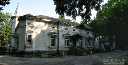 Тернопольская область, Скала-Подольская. Фото. Бывший флигель усадьбы Голуховских (середина ХІХ века). Ныне - поликлиника.