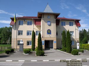 Сходница (Львовская область). Фото. Здание Сходницкого поселкового совета и памятник Тарасу Шевченко.