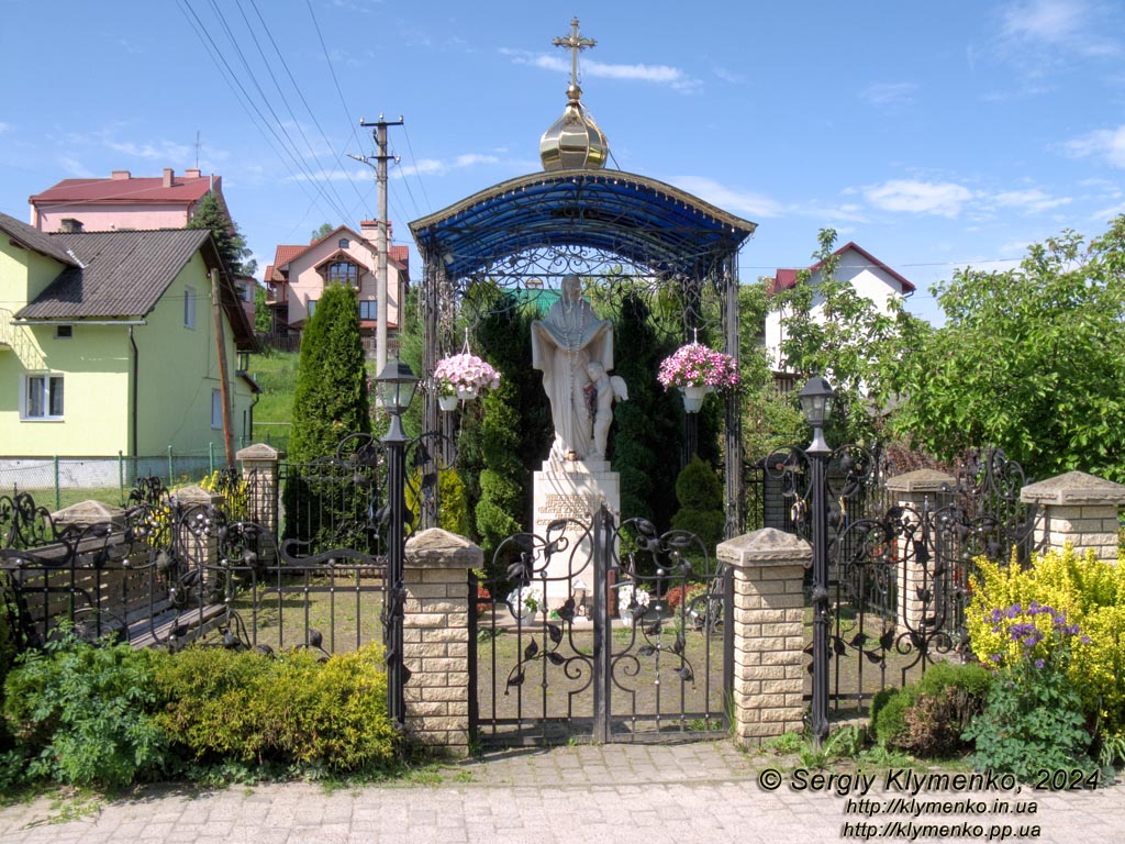 Сходница (Львовская область). Фото. Улицей Золотая Баня, часовня.