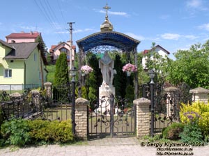 Сходница (Львовская область). Фото. Улицей Золотая Баня, часовня.
