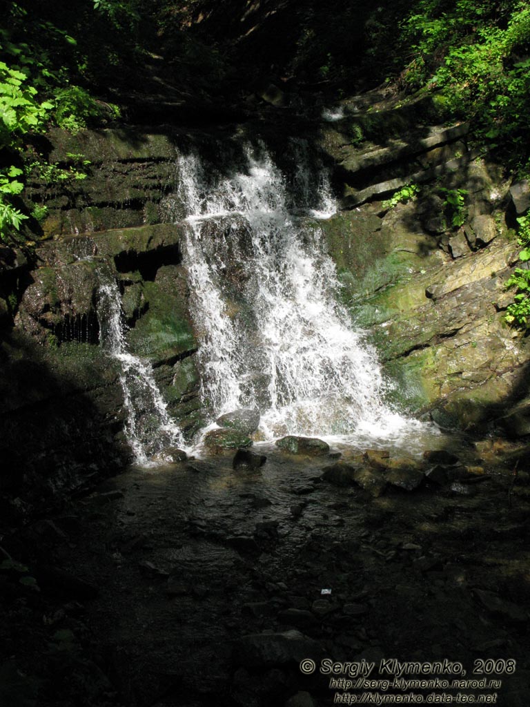 Ивано-Франковская область, Черемош. Ручей и водопад Сикавка (48°13'25"N, 25°06'20"E) рядом с памятником Тарасу Шевченко.