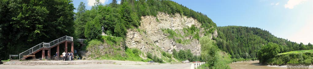 Ивано-Франковская область. Черемош. Вид на реку, Сокольскую скалу (48°13'31"N, 25°06'19"E) и памятник Тарасу Шевченко (панорама ~180°).