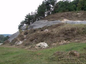 Львовская область. Село Дуброва. Фото. Скалы с остатками пещер в селе Дуброва (49°30'52"N, 24°04'34"E).