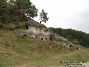 Львовская область. Село Дуброва. Фото. Скалы с остатками пещер в селе Дуброва (49°30'52"N, 24°04'34"E).