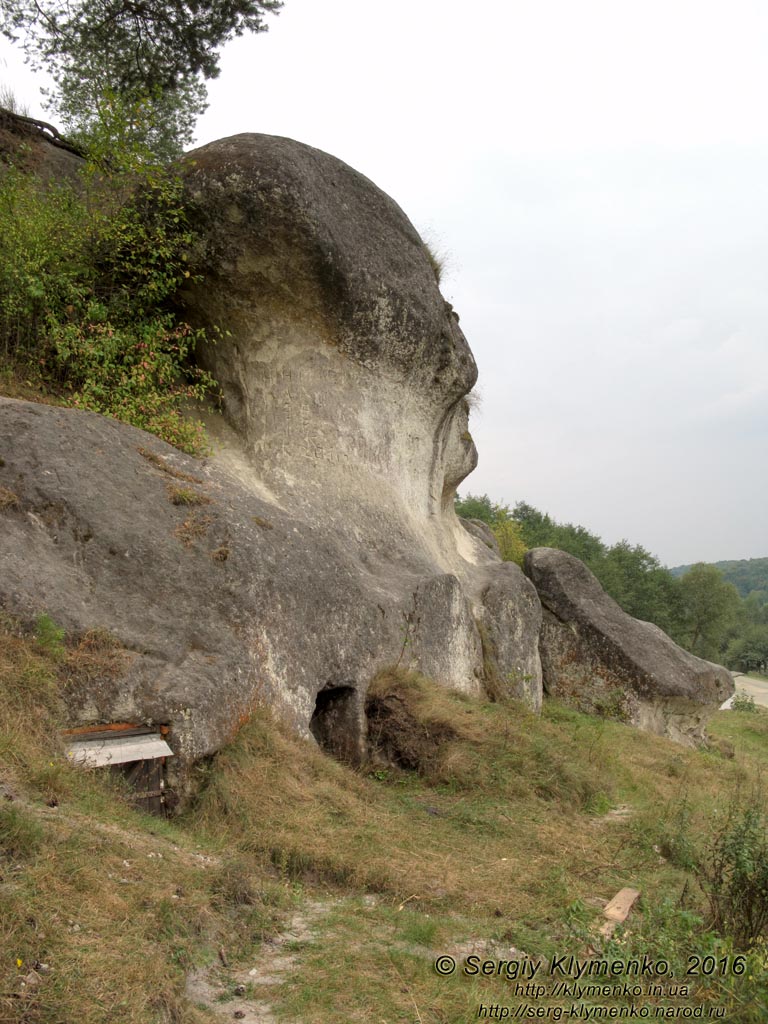Львовская область. Село Дуброва. Фото. Пещеры Стольскоего городища.
