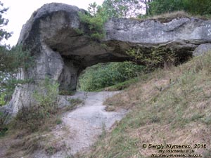 Львовская область. Село Дуброва. Фото. «Храм Солнца» - камень Дырявец (49°30'54"N, 24°04'38"E).